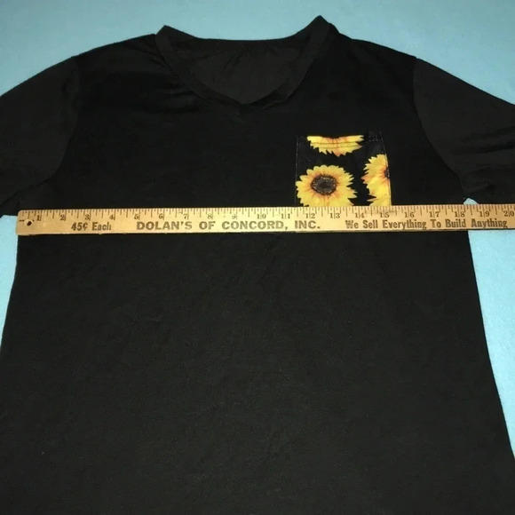 Sunflower print top with chest pocket short sleeve NEW size L 🌻Host Pick🌻 - Picture 8 of 9